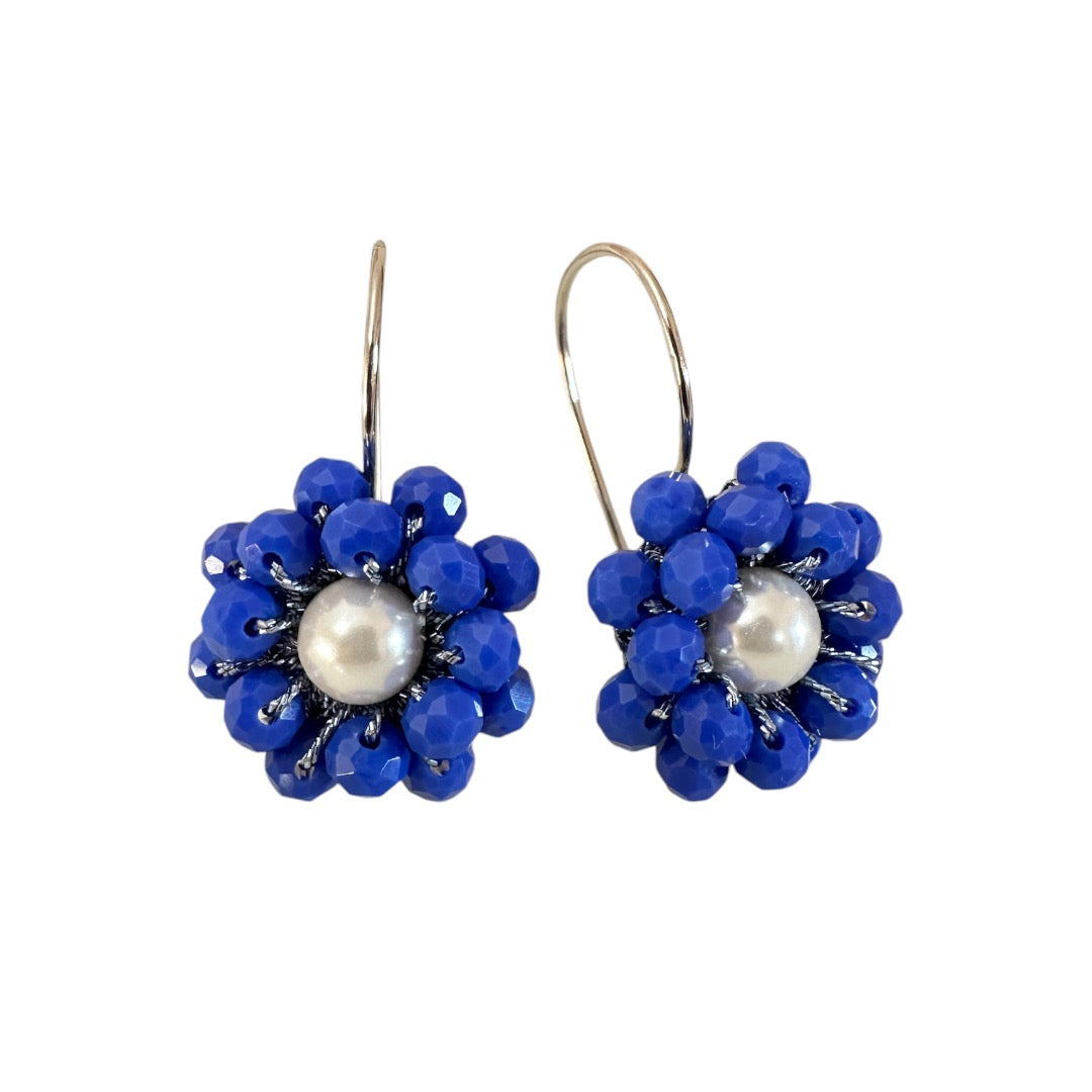 Orecchini a fiore su base all' uncinetto con mezzi cristalli e pietre dure. 💐Nuovi colori disponibili Orecchini a fiore su base all' uncinetto con mezzi cristalli e pietre dure. 💐Nuovi colori disponibili