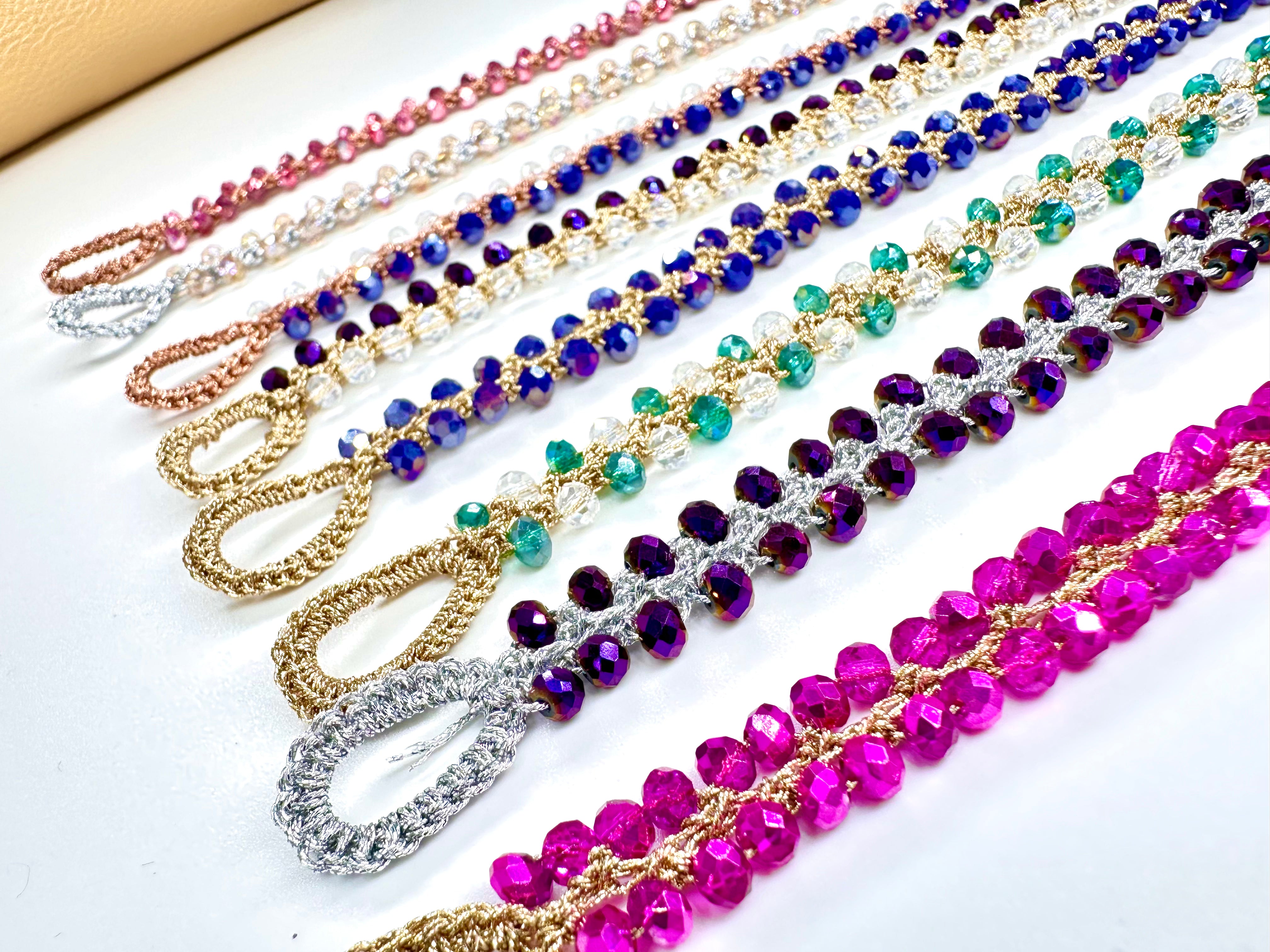 Bracciale con cristalli e filato gioiello lavorato ad uncinetto
