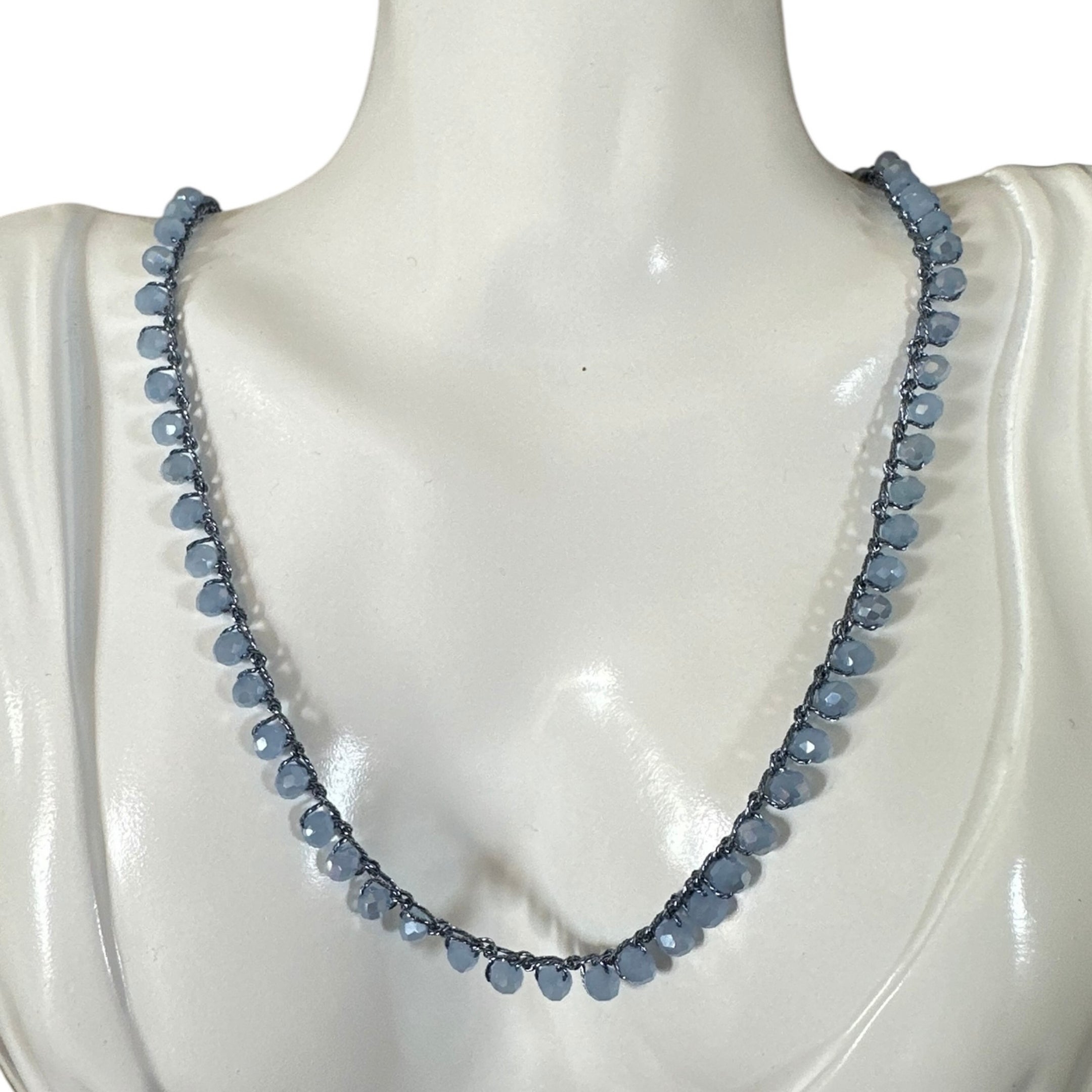 Collana di cristalli cucita a mano