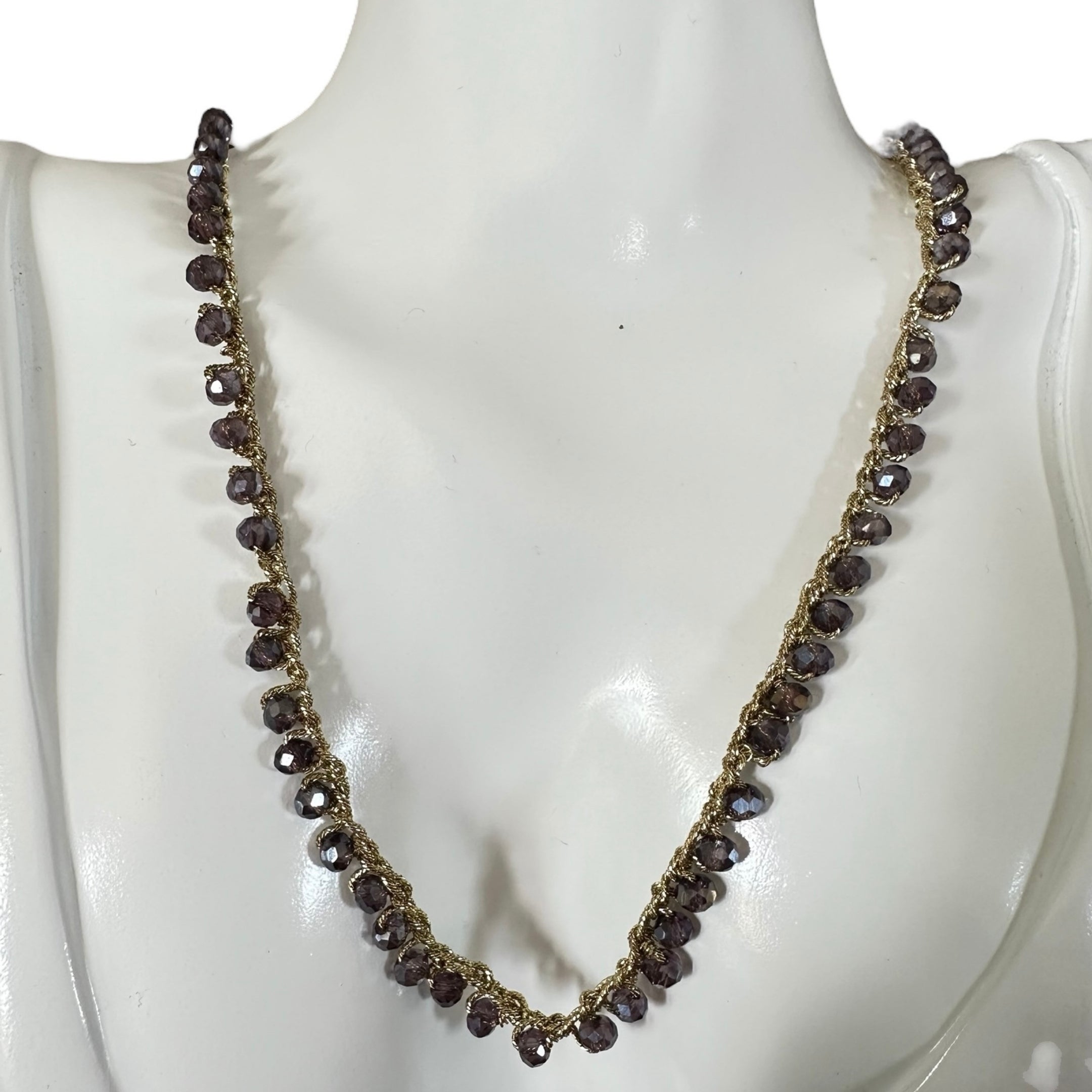 Collana di cristalli cucita a mano