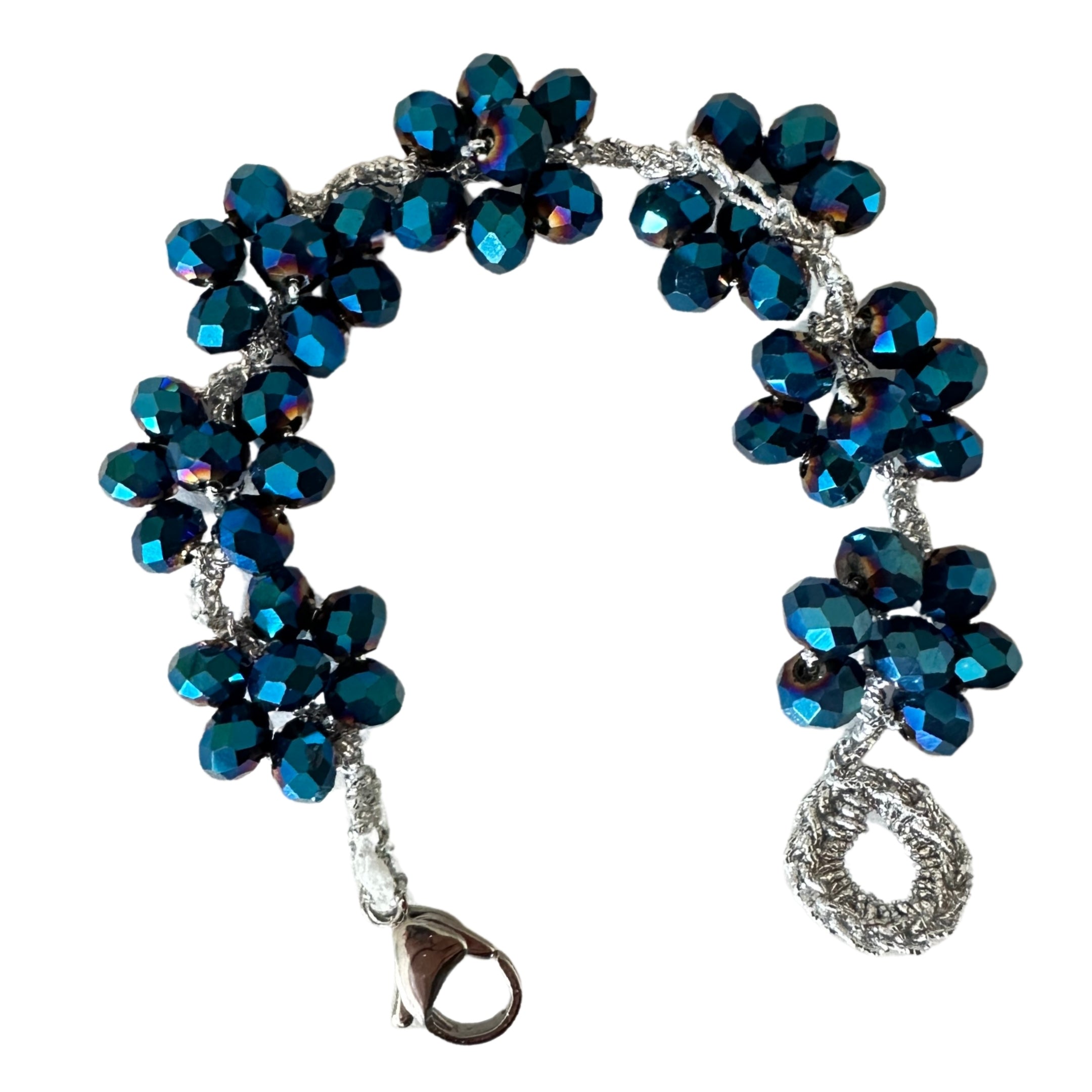 Bracciale creato interamente a mano, un vero gioiello da tenere al polso .