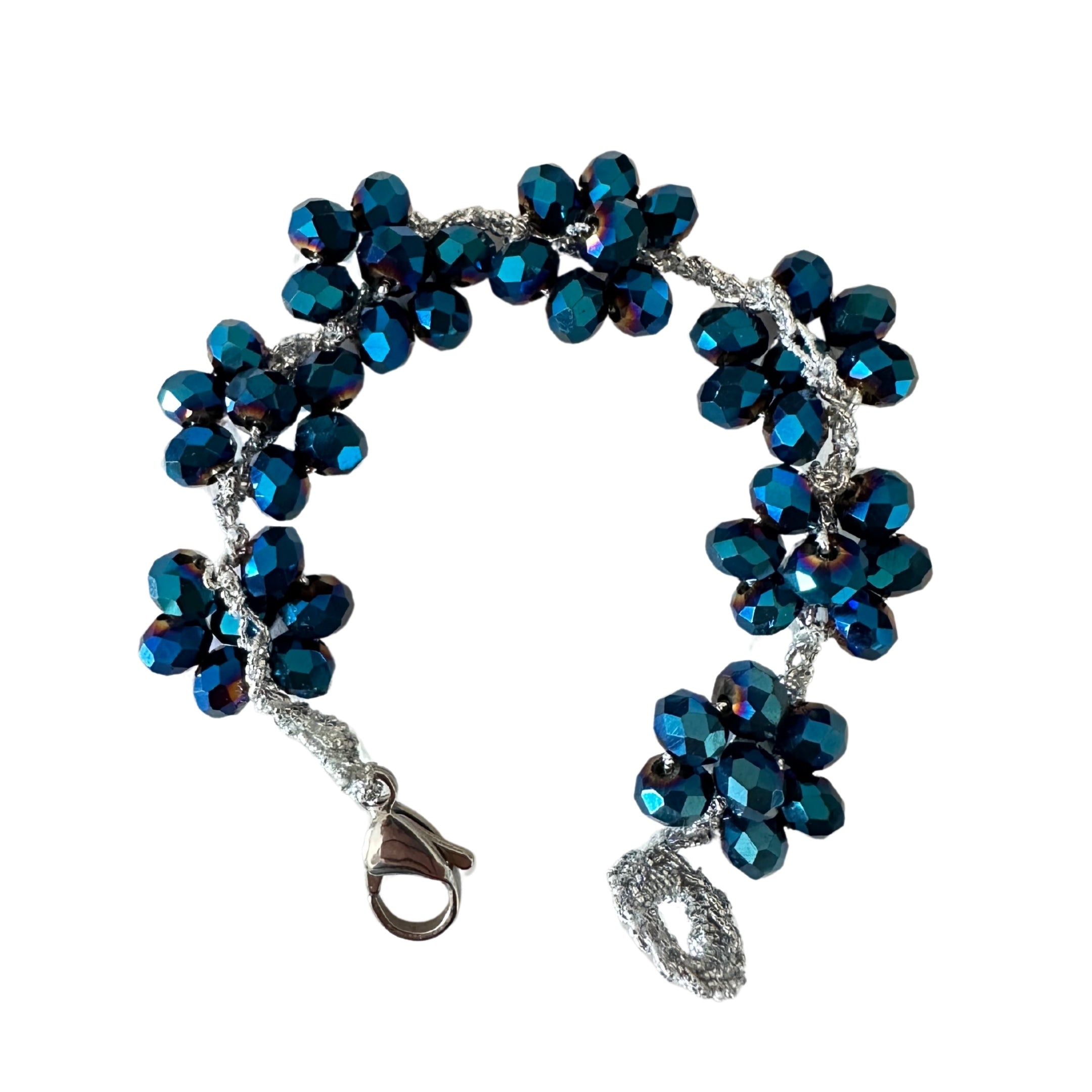 Bracciale creato interamente a mano, un vero gioiello da tenere al polso .