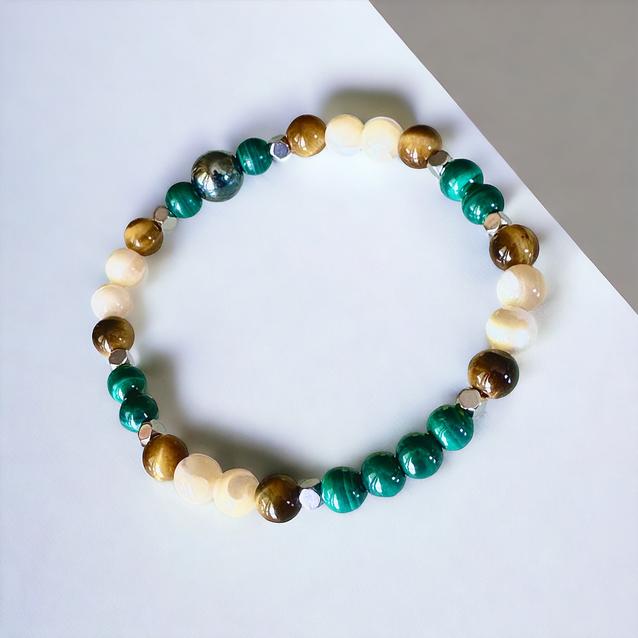 Bracciale elastico unisex con perle di malachite verde, Occhio di Tigre e madreperla