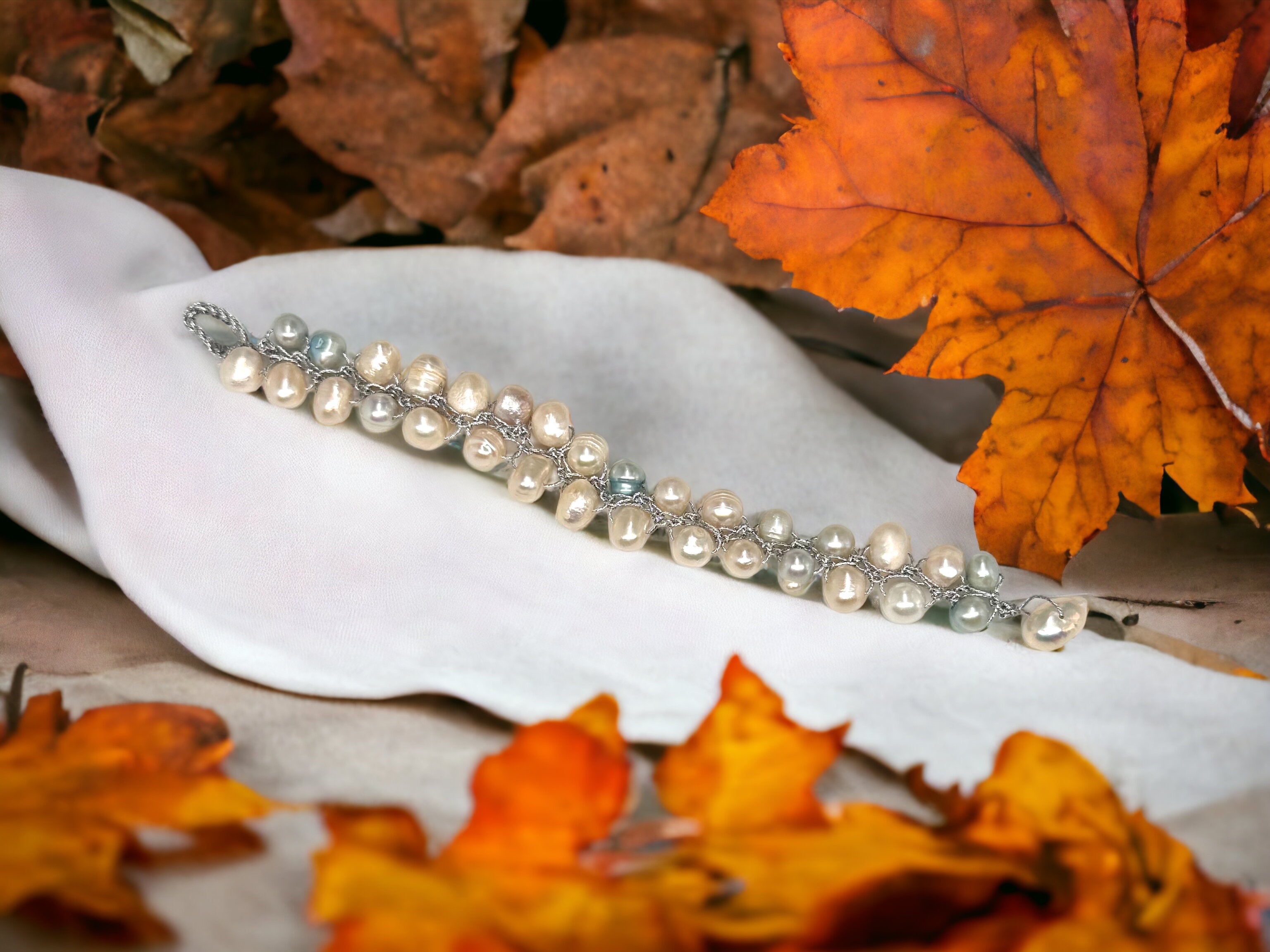 Bracciale con perle e filo gioiello a intreccio da donna