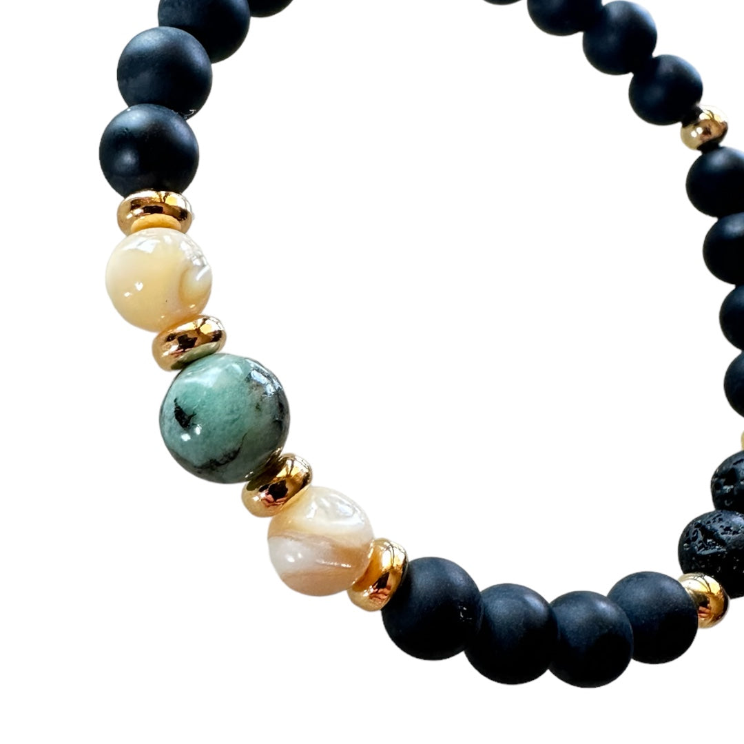 Bracciale elastico unisex con perle di Onice nera e Smeraldo grezzo