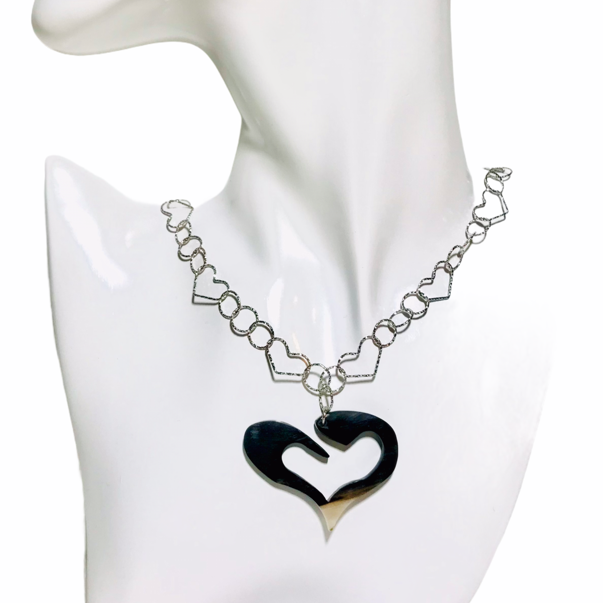 Collana con cuore design in corno striato con catena in argento 925