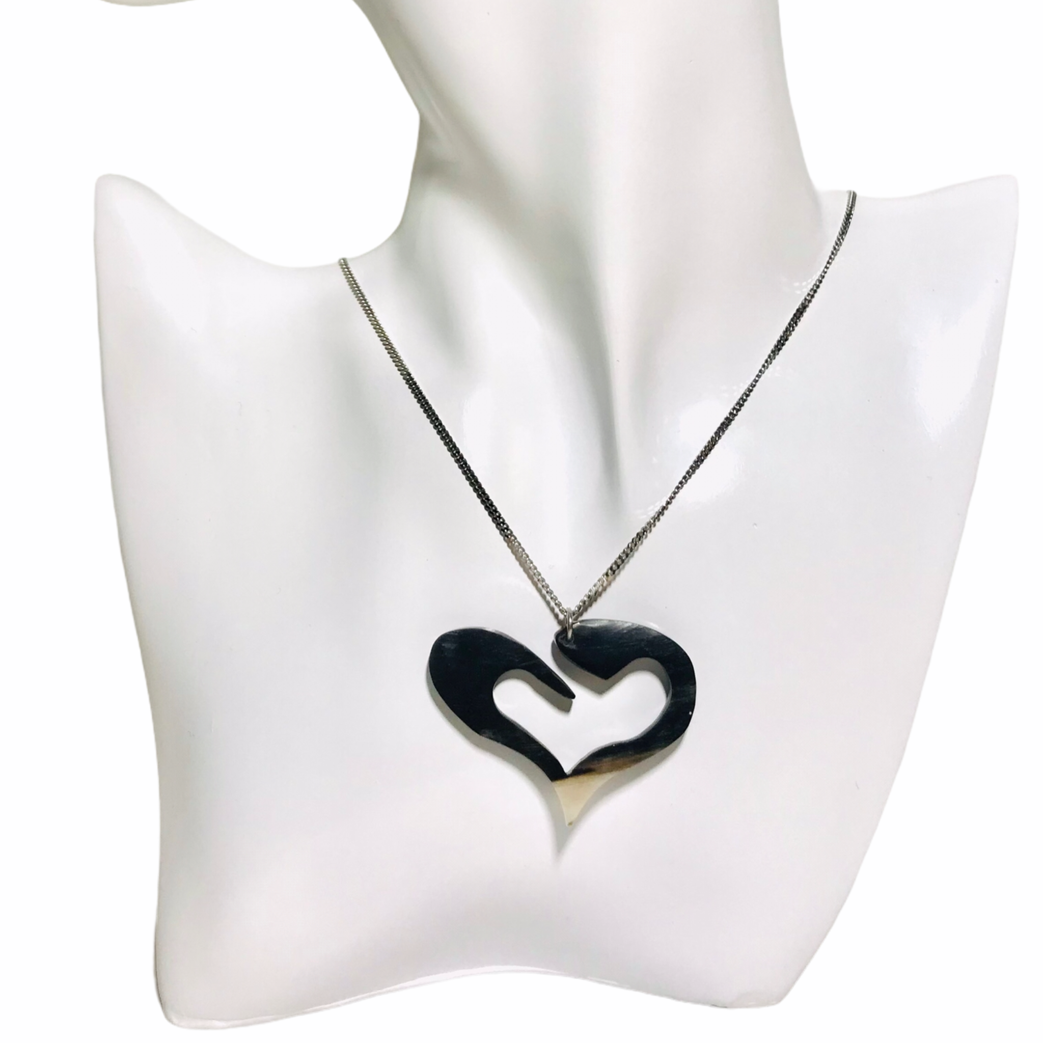 Collana con cuore design in corno striato con catena in argento 925
