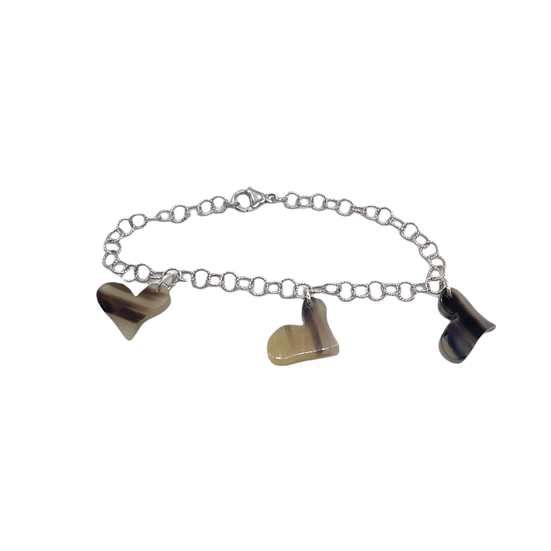 Bracciale donna con pendenti a forma di cuore in corno naturale striato